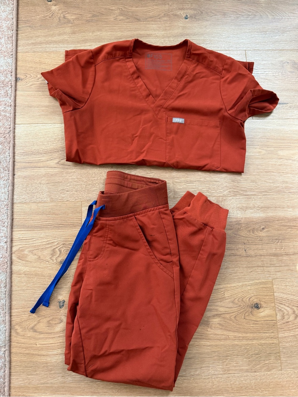 Figs Women’s Auburn Scrub Catarina Top & Zamora Jogger Set